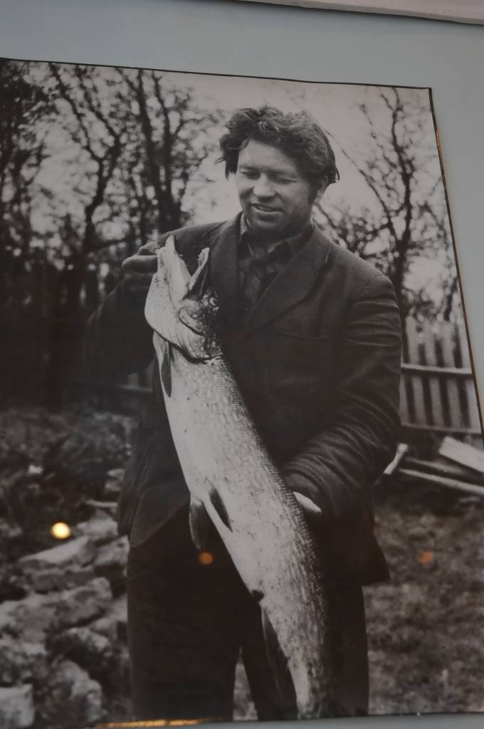 Atzīmējot 88. gadskārtu, fotogrāfs Edgars Vilsons pagastmājā izlicis dažādu gadugājumu darbus, kuros medzenieki var atpazīt pagasta iedzīvotājus, zināmas vietas apkārtnē vai vienkārši priecāties par labiem skatiem.
E. Vilsons fotogrāfiju...
Autors: Ilze Vainovska