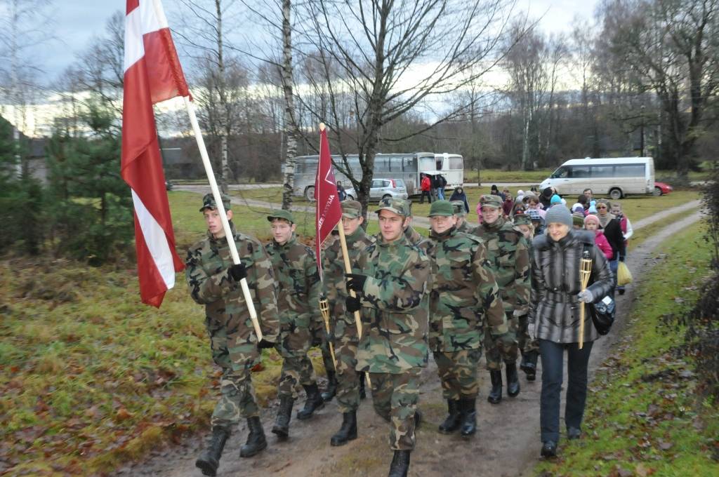 Ar lāpu gājienu pulksten 16 sākās sirsnīgs un svinīgs pasākums, godinot visos karos zem dažādiem karogiem kritušos karavīrus - Latvijas dēlus un meitas. Ieradušies bija jaunieši no visām Priekules novada skolām, jaunsargi, tuvējo pagastu...
Autors: Ilze Vainovska