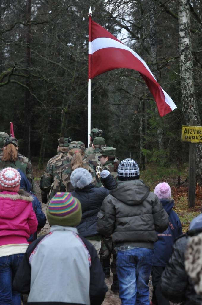 Ar lāpu gājienu pulksten 16 sākās sirsnīgs un svinīgs pasākums, godinot visos karos zem dažādiem karogiem kritušos karavīrus - Latvijas dēlus un meitas. Ieradušies bija jaunieši no visām Priekules novada skolām, jaunsargi, tuvējo pagastu...
Autors: Ilze Vainovska