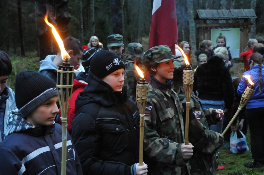 Ar lāpu gājienu pulksten 16 sākās sirsnīgs un svinīgs pasākums, godinot visos karos zem dažādiem karogiem kritušos karavīrus - Latvijas dēlus un meitas. Ieradušies bija jaunieši no visām Priekules novada skolām, jaunsargi, tuvējo pagastu...
Autors: Ilze Vainovska