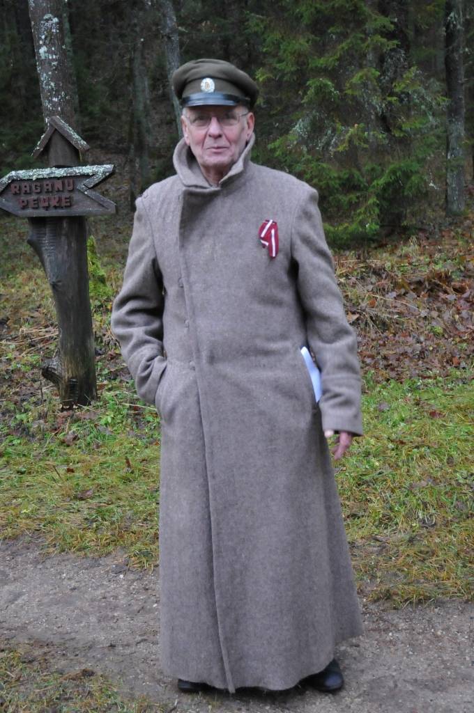 Ar lāpu gājienu pulksten 16 sākās sirsnīgs un svinīgs pasākums, godinot visos karos zem dažādiem karogiem kritušos karavīrus - Latvijas dēlus un meitas. Ieradušies bija jaunieši no visām Priekules novada skolām, jaunsargi, tuvējo pagastu...
Autors: Ilze Vainovska