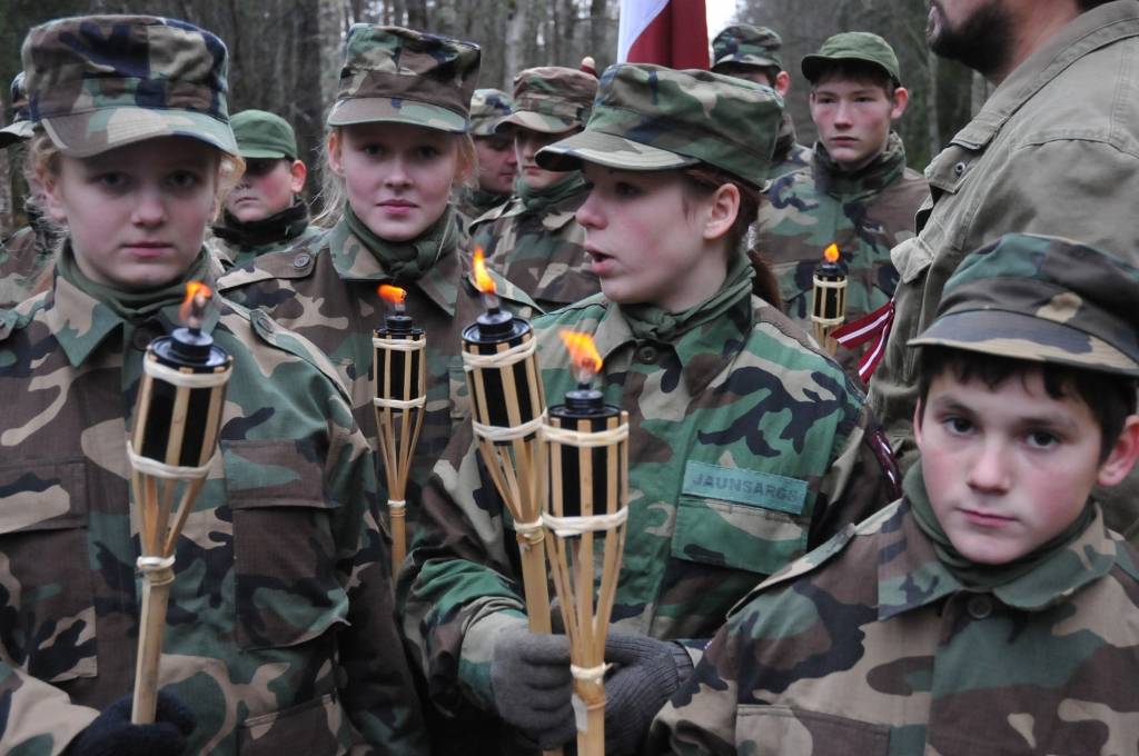 Ar lāpu gājienu pulksten 16 sākās sirsnīgs un svinīgs pasākums, godinot visos karos zem dažādiem karogiem kritušos karavīrus - Latvijas dēlus un meitas. Ieradušies bija jaunieši no visām Priekules novada skolām, jaunsargi, tuvējo pagastu...
Autors: Ilze Vainovska