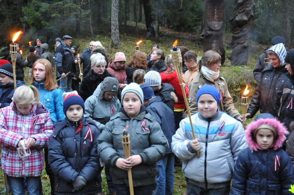 Ar lāpu gājienu pulksten 16 sākās sirsnīgs un svinīgs pasākums, godinot visos karos zem dažādiem karogiem kritušos karavīrus - Latvijas dēlus un meitas. Ieradušies bija jaunieši no visām Priekules novada skolām, jaunsargi, tuvējo pagastu...
Autors: Ilze Vainovska