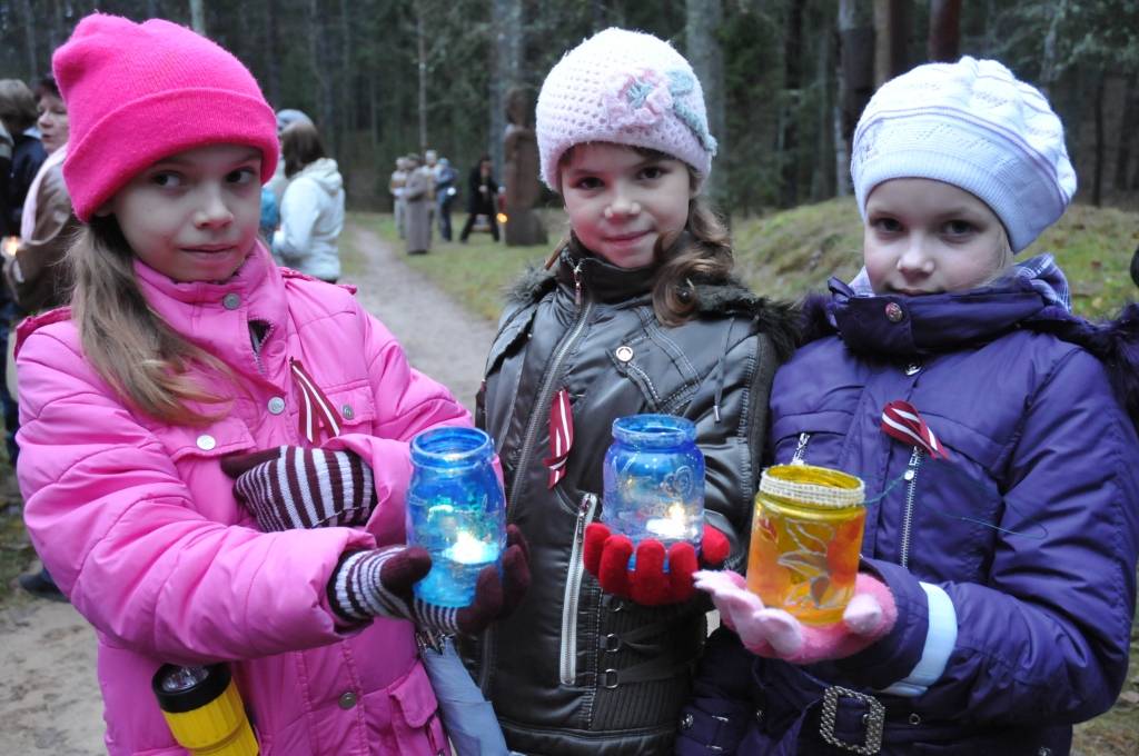 Ar lāpu gājienu pulksten 16 sākās sirsnīgs un svinīgs pasākums, godinot visos karos zem dažādiem karogiem kritušos karavīrus - Latvijas dēlus un meitas. Ieradušies bija jaunieši no visām Priekules novada skolām, jaunsargi, tuvējo pagastu...
Autors: Ilze Vainovska