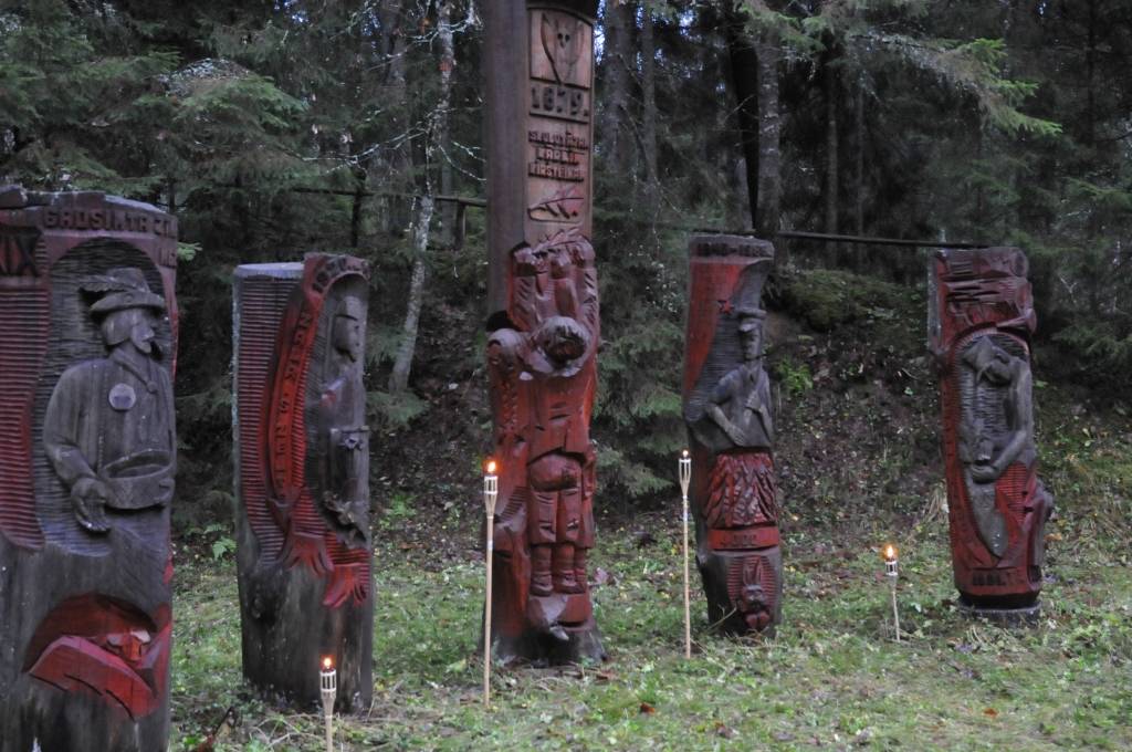 Ar lāpu gājienu pulksten 16 sākās sirsnīgs un svinīgs pasākums, godinot visos karos zem dažādiem karogiem kritušos karavīrus - Latvijas dēlus un meitas. Ieradušies bija jaunieši no visām Priekules novada skolām, jaunsargi, tuvējo pagastu...
Autors: Ilze Vainovska