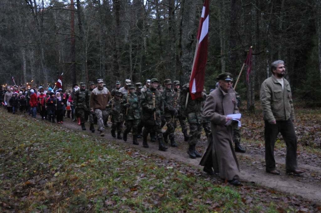 Ar lāpu gājienu pulksten 16 sākās sirsnīgs un svinīgs pasākums, godinot visos karos zem dažādiem karogiem kritušos karavīrus - Latvijas dēlus un meitas. Ieradušies bija jaunieši no visām Priekules novada skolām, jaunsargi, tuvējo pagastu...
Autors: Ilze Vainovska