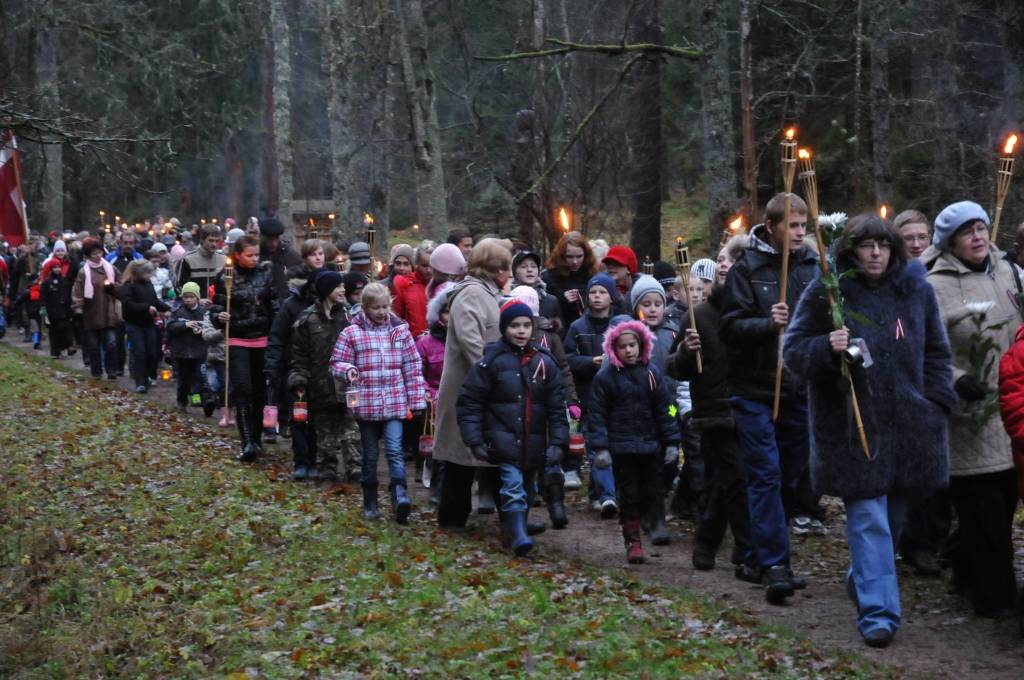 Ar lāpu gājienu pulksten 16 sākās sirsnīgs un svinīgs pasākums, godinot visos karos zem dažādiem karogiem kritušos karavīrus - Latvijas dēlus un meitas. Ieradušies bija jaunieši no visām Priekules novada skolām, jaunsargi, tuvējo pagastu...
Autors: Ilze Vainovska
