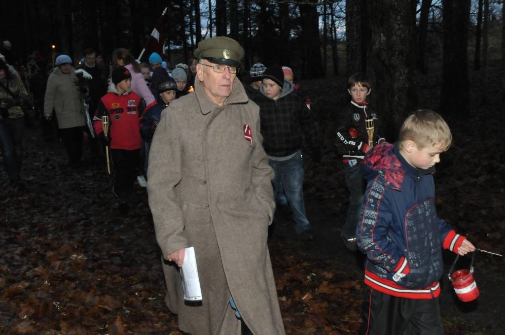 Ar lāpu gājienu pulksten 16 sākās sirsnīgs un svinīgs pasākums, godinot visos karos zem dažādiem karogiem kritušos karavīrus - Latvijas dēlus un meitas. Ieradušies bija jaunieši no visām Priekules novada skolām, jaunsargi, tuvējo pagastu...
Autors: Ilze Vainovska
