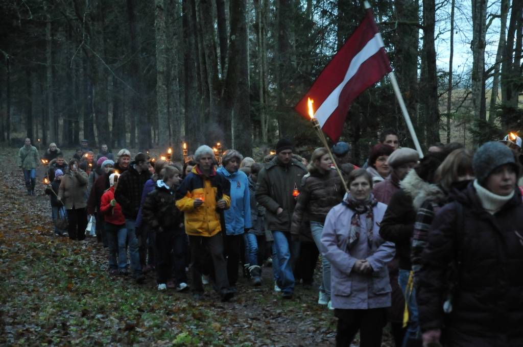 Ar lāpu gājienu pulksten 16 sākās sirsnīgs un svinīgs pasākums, godinot visos karos zem dažādiem karogiem kritušos karavīrus - Latvijas dēlus un meitas. Ieradušies bija jaunieši no visām Priekules novada skolām, jaunsargi, tuvējo pagastu...
Autors: Ilze Vainovska