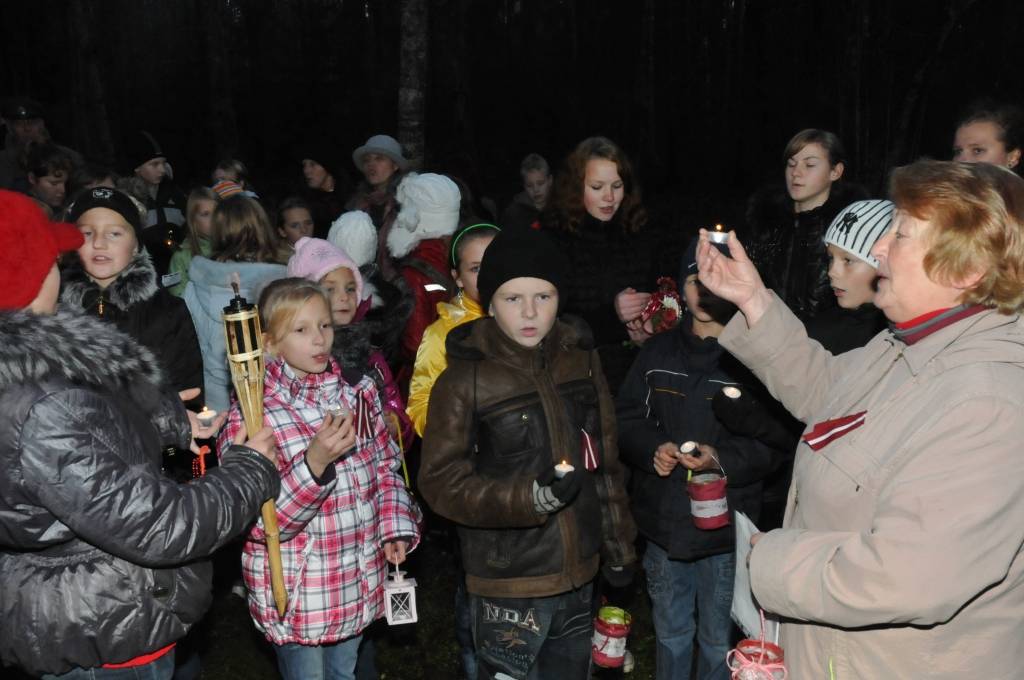 Ar lāpu gājienu pulksten 16 sākās sirsnīgs un svinīgs pasākums, godinot visos karos zem dažādiem karogiem kritušos karavīrus - Latvijas dēlus un meitas. Ieradušies bija jaunieši no visām Priekules novada skolām, jaunsargi, tuvējo pagastu...
Autors: Ilze Vainovska