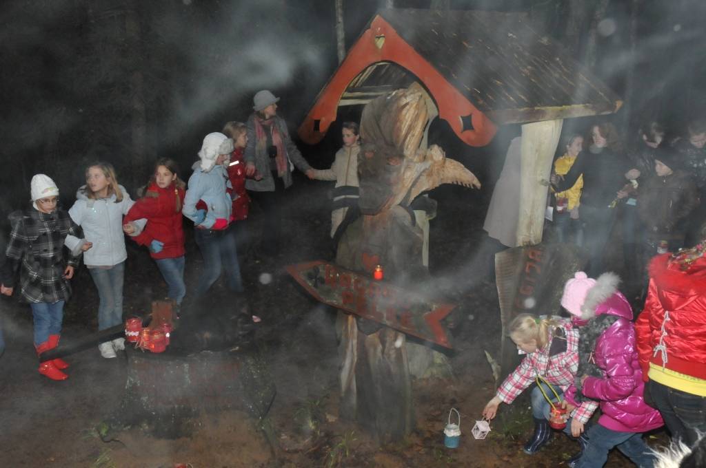 Ar lāpu gājienu pulksten 16 sākās sirsnīgs un svinīgs pasākums, godinot visos karos zem dažādiem karogiem kritušos karavīrus - Latvijas dēlus un meitas. Ieradušies bija jaunieši no visām Priekules novada skolām, jaunsargi, tuvējo pagastu...
Autors: Ilze Vainovska
