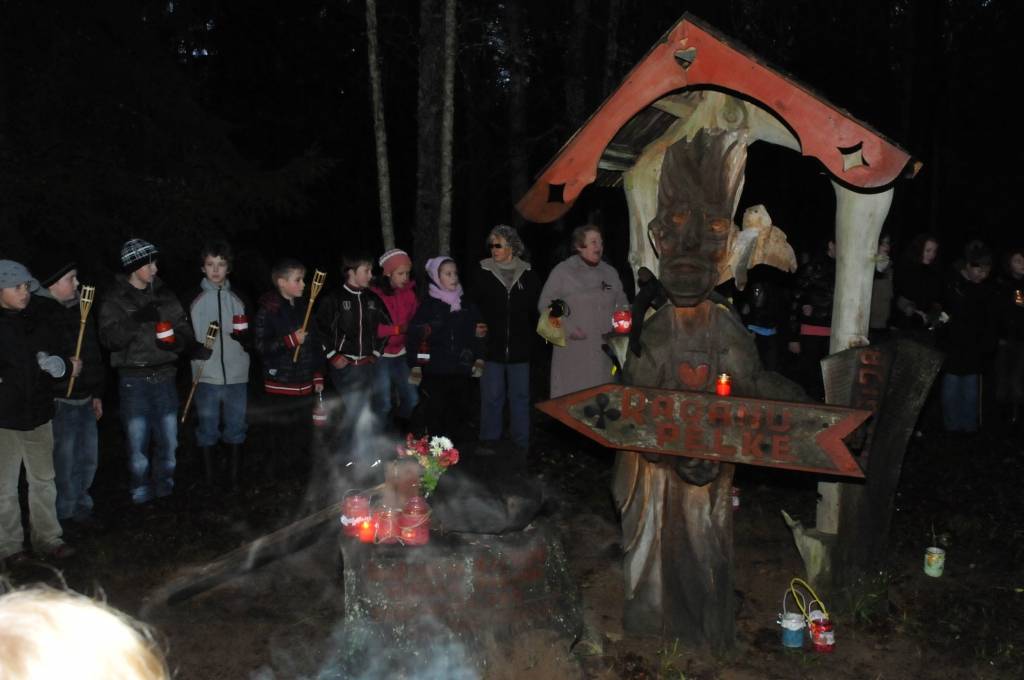 Ar lāpu gājienu pulksten 16 sākās sirsnīgs un svinīgs pasākums, godinot visos karos zem dažādiem karogiem kritušos karavīrus - Latvijas dēlus un meitas. Ieradušies bija jaunieši no visām Priekules novada skolām, jaunsargi, tuvējo pagastu...
Autors: Ilze Vainovska