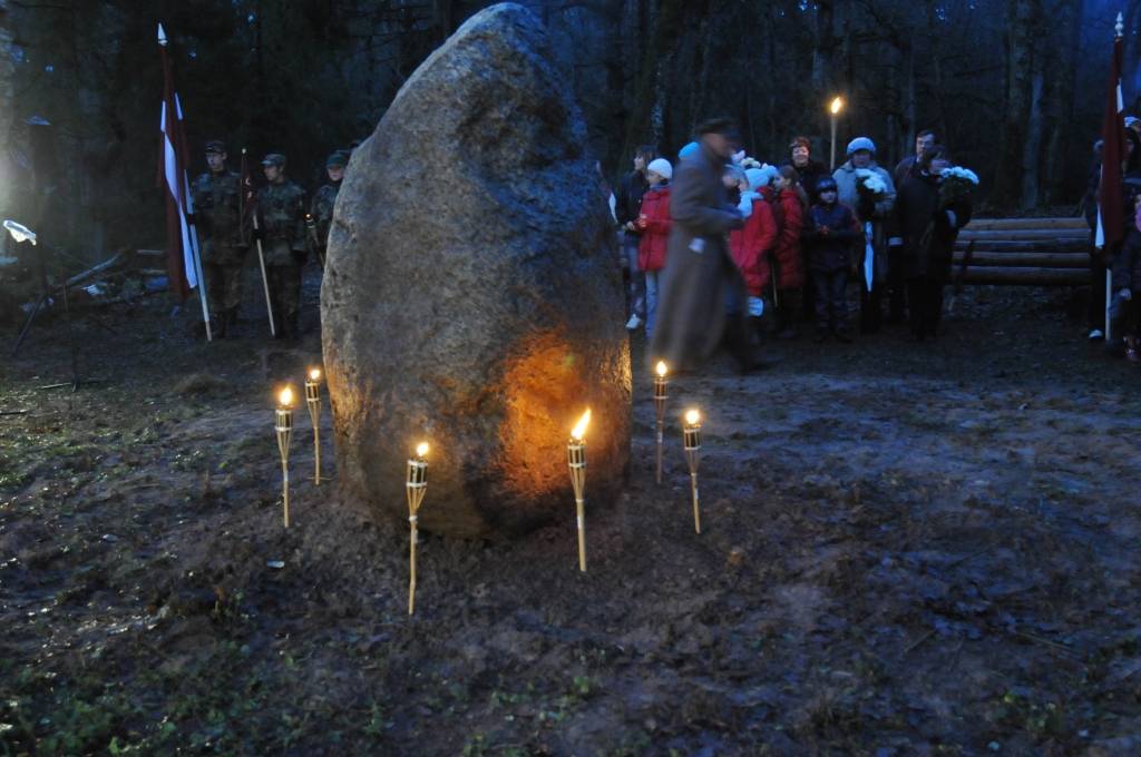 Ar lāpu gājienu pulksten 16 sākās sirsnīgs un svinīgs pasākums, godinot visos karos zem dažādiem karogiem kritušos karavīrus - Latvijas dēlus un meitas. Ieradušies bija jaunieši no visām Priekules novada skolām, jaunsargi, tuvējo pagastu...
Autors: Ilze Vainovska