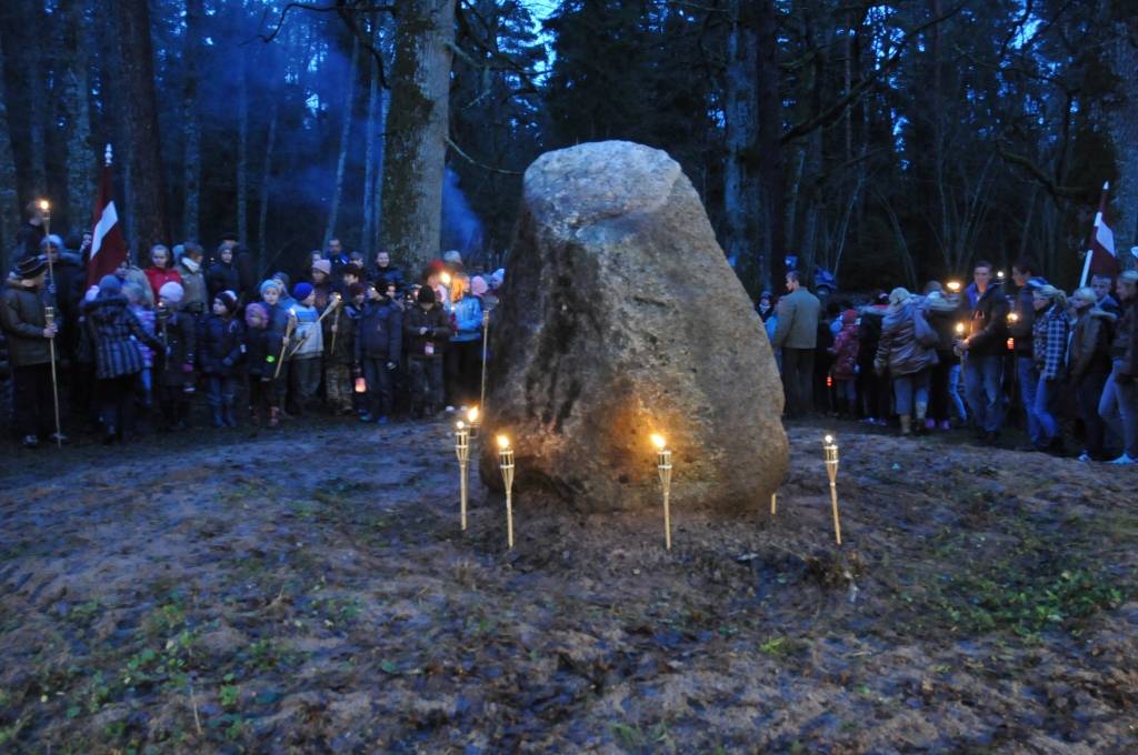 Ar lāpu gājienu pulksten 16 sākās sirsnīgs un svinīgs pasākums, godinot visos karos zem dažādiem karogiem kritušos karavīrus - Latvijas dēlus un meitas. Ieradušies bija jaunieši no visām Priekules novada skolām, jaunsargi, tuvējo pagastu...
Autors: Ilze Vainovska