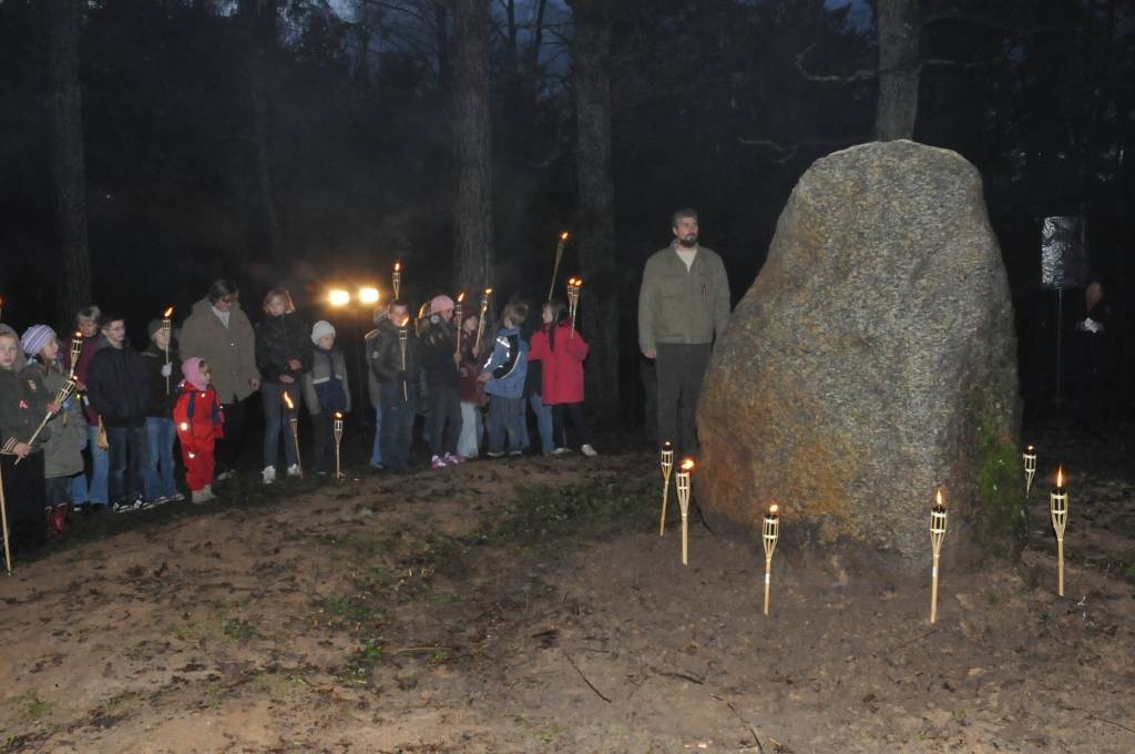 Ar lāpu gājienu pulksten 16 sākās sirsnīgs un svinīgs pasākums, godinot visos karos zem dažādiem karogiem kritušos karavīrus - Latvijas dēlus un meitas. Ieradušies bija jaunieši no visām Priekules novada skolām, jaunsargi, tuvējo pagastu...
Autors: Ilze Vainovska