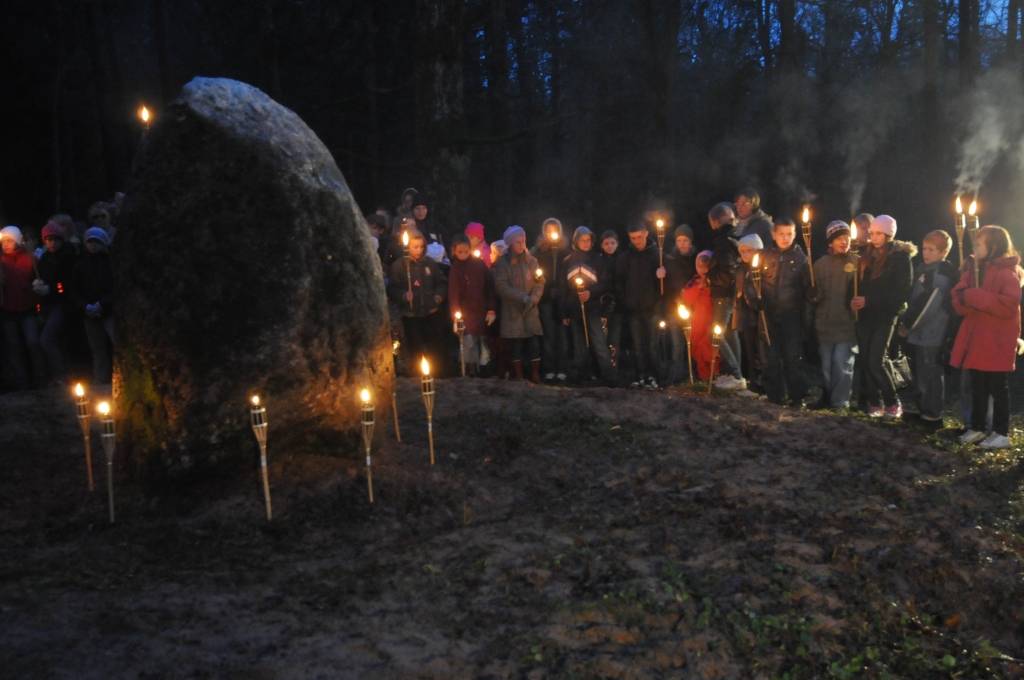 Ar lāpu gājienu pulksten 16 sākās sirsnīgs un svinīgs pasākums, godinot visos karos zem dažādiem karogiem kritušos karavīrus - Latvijas dēlus un meitas. Ieradušies bija jaunieši no visām Priekules novada skolām, jaunsargi, tuvējo pagastu...
Autors: Ilze Vainovska