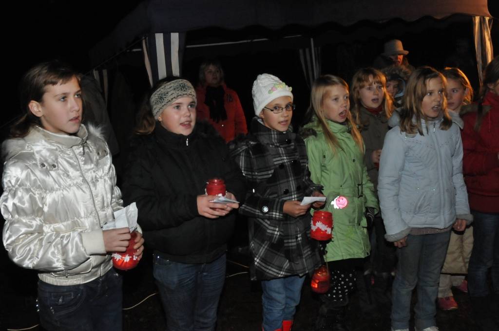 Ar lāpu gājienu pulksten 16 sākās sirsnīgs un svinīgs pasākums, godinot visos karos zem dažādiem karogiem kritušos karavīrus - Latvijas dēlus un meitas. Ieradušies bija jaunieši no visām Priekules novada skolām, jaunsargi, tuvējo pagastu...
Autors: Ilze Vainovska