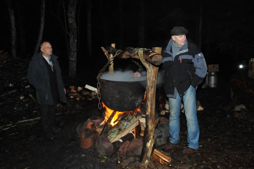 Ar lāpu gājienu pulksten 16 sākās sirsnīgs un svinīgs pasākums, godinot visos karos zem dažādiem karogiem kritušos karavīrus - Latvijas dēlus un meitas. Ieradušies bija jaunieši no visām Priekules novada skolām, jaunsargi, tuvējo pagastu...
Autors: Ilze Vainovska