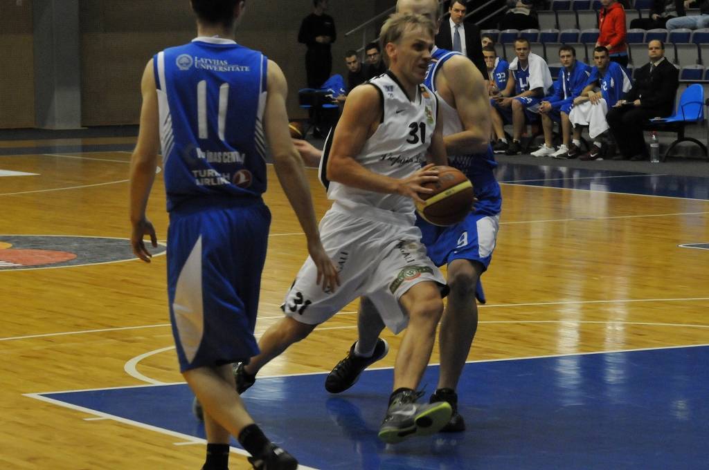 "Liepājas lauvu" basketbolisti 15. decembrī Liepājas Olimpiskajā centrā Latvijas Basketbola līgas pirmās divīzijas spēlē uzvarēja "Latvijas Universitāti" - 85:75.
Autors: Uldis Dobelis