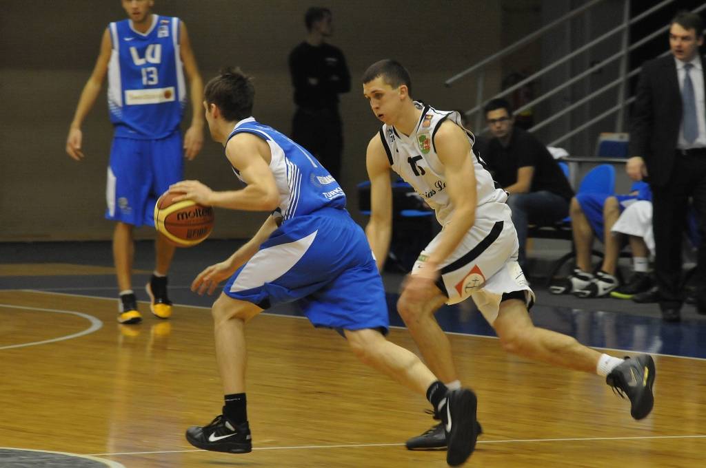 "Liepājas lauvu" basketbolisti 15. decembrī Liepājas Olimpiskajā centrā Latvijas Basketbola līgas pirmās divīzijas spēlē uzvarēja "Latvijas Universitāti" - 85:75.
Autors: Uldis Dobelis