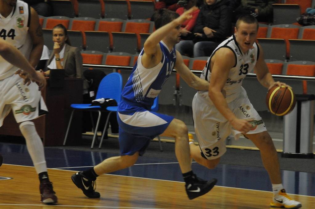 "Liepājas lauvu" basketbolisti 15. decembrī Liepājas Olimpiskajā centrā Latvijas Basketbola līgas pirmās divīzijas spēlē uzvarēja "Latvijas Universitāti" - 85:75.
Autors: Uldis Dobelis