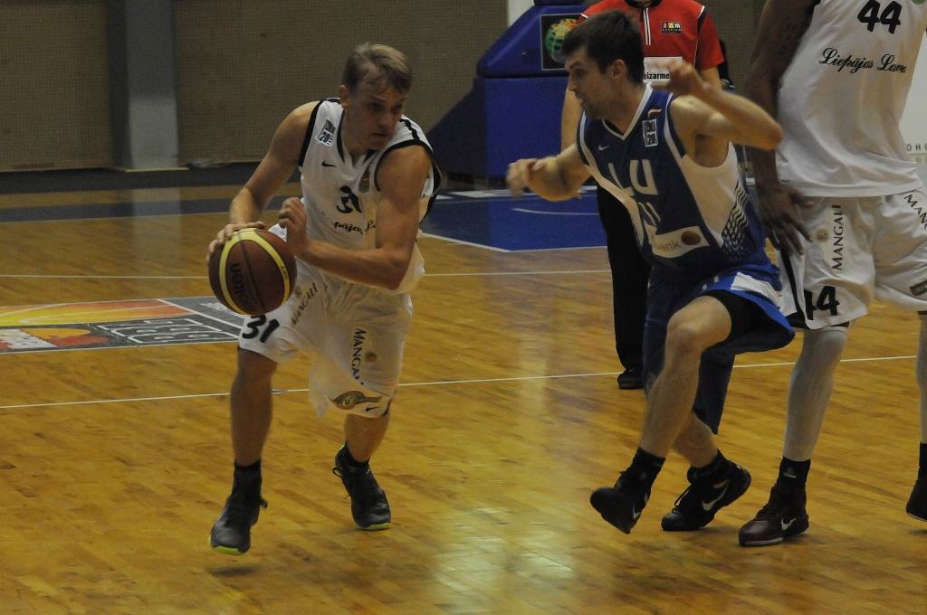 "Liepājas lauvu" basketbolisti 15. decembrī Liepājas Olimpiskajā centrā Latvijas Basketbola līgas pirmās divīzijas spēlē uzvarēja "Latvijas Universitāti" - 85:75.
Autors: Uldis Dobelis