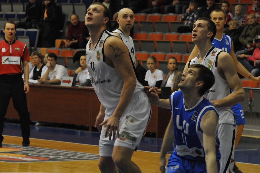 "Liepājas lauvu" basketbolisti 15. decembrī Liepājas Olimpiskajā centrā Latvijas Basketbola līgas pirmās divīzijas spēlē uzvarēja "Latvijas Universitāti" - 85:75.
Autors: Uldis Dobelis