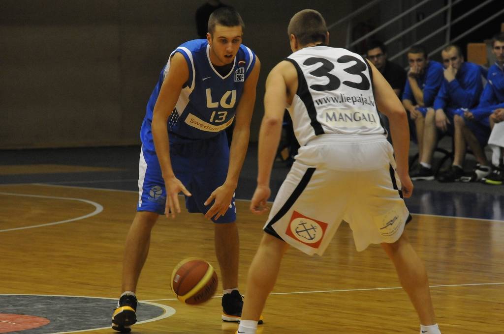 "Liepājas lauvu" basketbolisti 15. decembrī Liepājas Olimpiskajā centrā Latvijas Basketbola līgas pirmās divīzijas spēlē uzvarēja "Latvijas Universitāti" - 85:75.
Autors: Uldis Dobelis