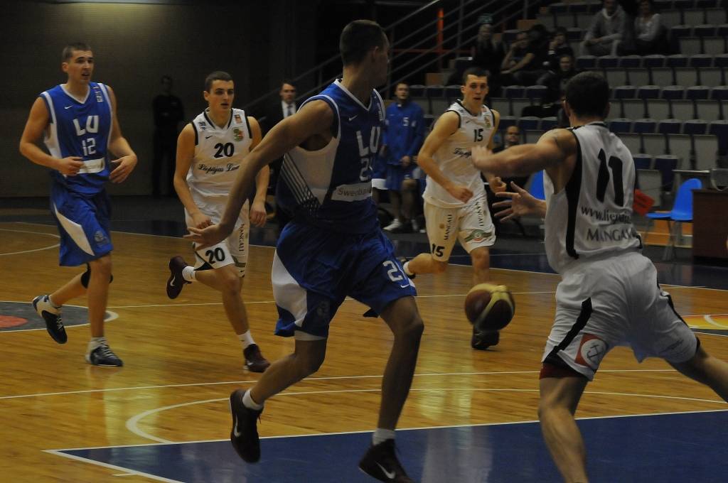 "Liepājas lauvu" basketbolisti 15. decembrī Liepājas Olimpiskajā centrā Latvijas Basketbola līgas pirmās divīzijas spēlē uzvarēja "Latvijas Universitāti" - 85:75.
Autors: Uldis Dobelis