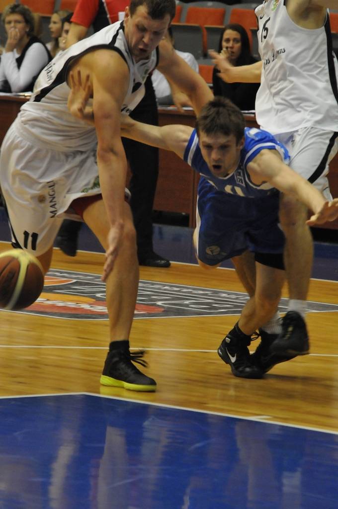 "Liepājas lauvu" basketbolisti 15. decembrī Liepājas Olimpiskajā centrā Latvijas Basketbola līgas pirmās divīzijas spēlē uzvarēja "Latvijas Universitāti" - 85:75.
Autors: Uldis Dobelis