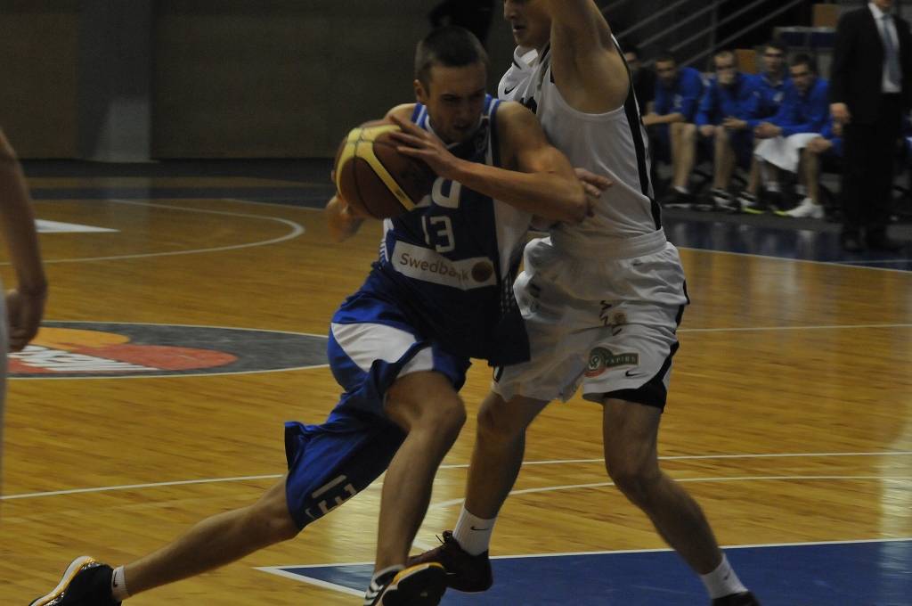 "Liepājas lauvu" basketbolisti 15. decembrī Liepājas Olimpiskajā centrā Latvijas Basketbola līgas pirmās divīzijas spēlē uzvarēja "Latvijas Universitāti" - 85:75.
Autors: Uldis Dobelis