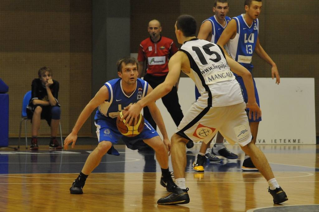 "Liepājas lauvu" basketbolisti 15. decembrī Liepājas Olimpiskajā centrā Latvijas Basketbola līgas pirmās divīzijas spēlē uzvarēja "Latvijas Universitāti" - 85:75.
Autors: Uldis Dobelis