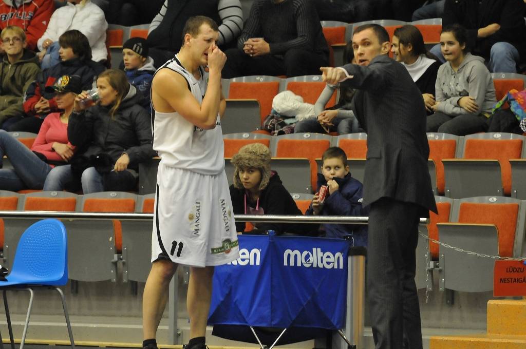 "Liepājas lauvu" basketbolisti 15. decembrī Liepājas Olimpiskajā centrā Latvijas Basketbola līgas pirmās divīzijas spēlē uzvarēja "Latvijas Universitāti" - 85:75.
Autors: Uldis Dobelis