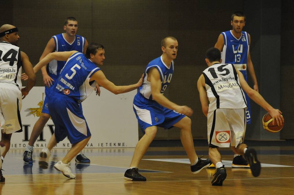 "Liepājas lauvu" basketbolisti 15. decembrī Liepājas Olimpiskajā centrā Latvijas Basketbola līgas pirmās divīzijas spēlē uzvarēja "Latvijas Universitāti" - 85:75.
Autors: Uldis Dobelis