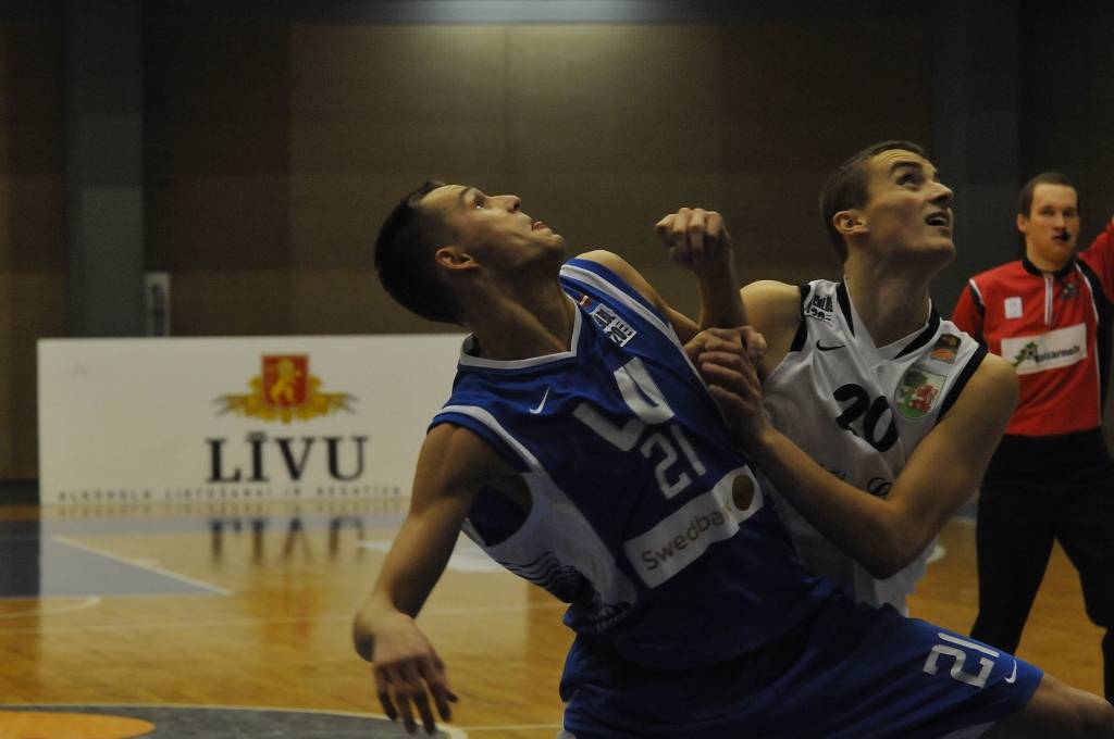 "Liepājas lauvu" basketbolisti 15. decembrī Liepājas Olimpiskajā centrā Latvijas Basketbola līgas pirmās divīzijas spēlē uzvarēja "Latvijas Universitāti" - 85:75.
Autors: Uldis Dobelis