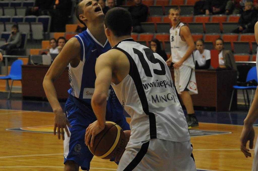 "Liepājas lauvu" basketbolisti 15. decembrī Liepājas Olimpiskajā centrā Latvijas Basketbola līgas pirmās divīzijas spēlē uzvarēja "Latvijas Universitāti" - 85:75.
Autors: Uldis Dobelis