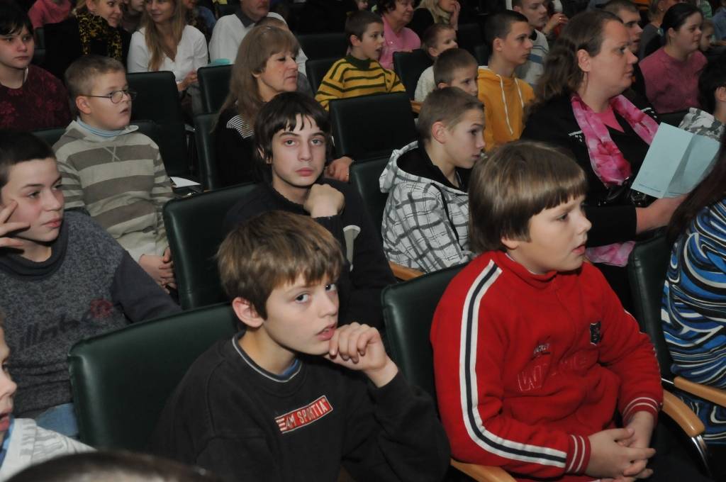 Otrdien Latviešu biedrības namā notika neliels tirdziņš un to pašdarbības kolektīvu koncerts, kuri darbojas Liepājas domes Sociālā dienesta paspārnē. 
Tirdziņā savus darinājumus piedāvāja Liepājas Neredzīgo biedrība un Dienas centrs...
Autors: Ilze Vainovska
