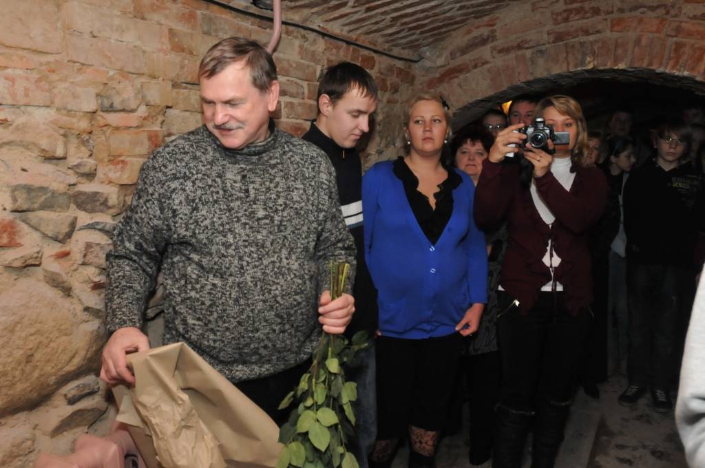Kādreizējā virtuve Kalētu pamatskolas ēkas pagrabā ir pārvērtusies par jauniešiem tīkamu atpūtas vietu. Tā tapusi, pateicoties pagasta ļaužu entuziasmam, Priekules novada domes līdzfinansējumam un vietējās iniciatīvas grupas prasmei...
Autors: Anita Platace