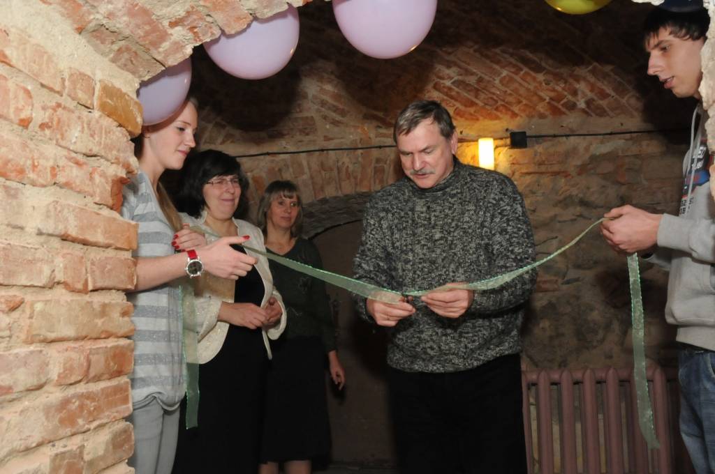 Kādreizējā virtuve Kalētu pamatskolas ēkas pagrabā ir pārvērtusies par jauniešiem tīkamu atpūtas vietu. Tā tapusi, pateicoties pagasta ļaužu entuziasmam, Priekules novada domes līdzfinansējumam un vietējās iniciatīvas grupas prasmei...
Autors: Anita Platace
