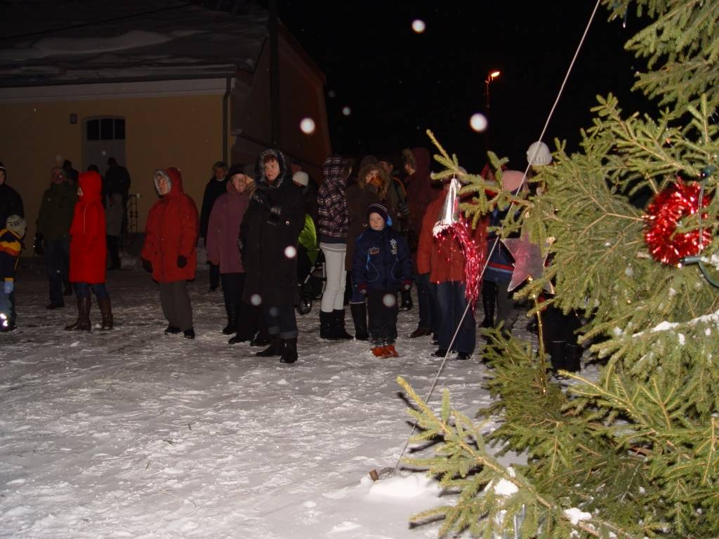 Sestdien, 11. decembrī, Lielās egles iedegšanu Cīravas centrā ieskandināja zvanu koris, kurš klātesošiem bija sagādājis pārsteigumu - dziesmu Andra Ērgļa izpildījumā.