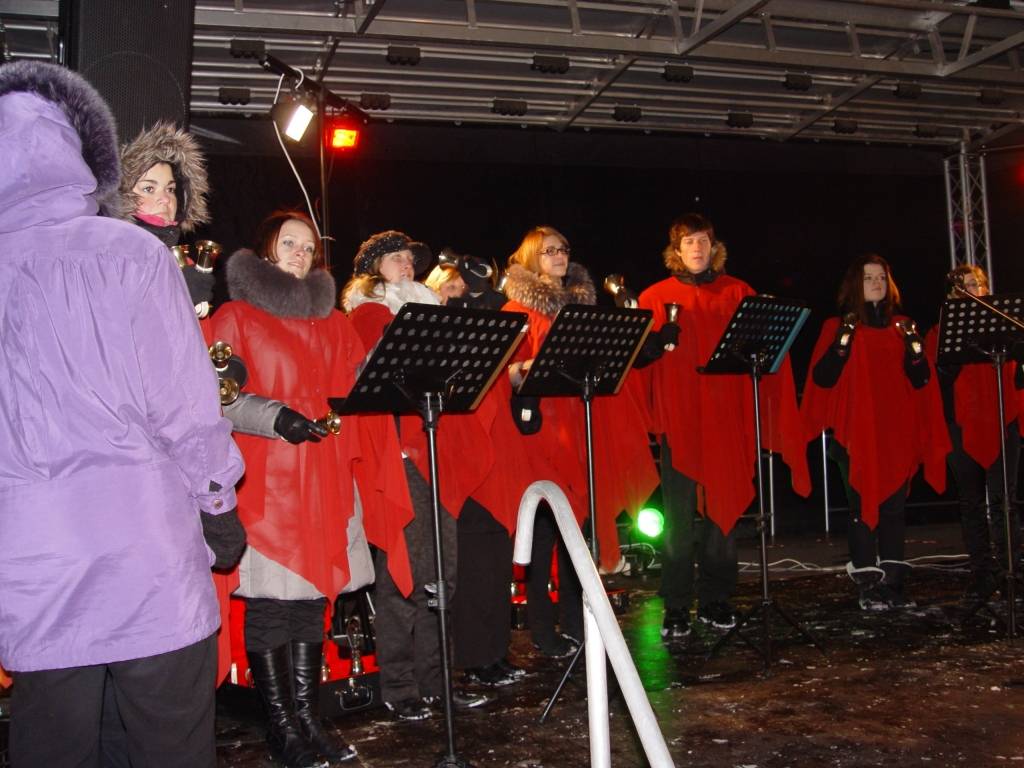 Sestdien, 11. decembrī, Lielās egles iedegšanu Cīravas centrā ieskandināja zvanu koris, kurš klātesošiem bija sagādājis pārsteigumu - dziesmu Andra Ērgļa izpildījumā.