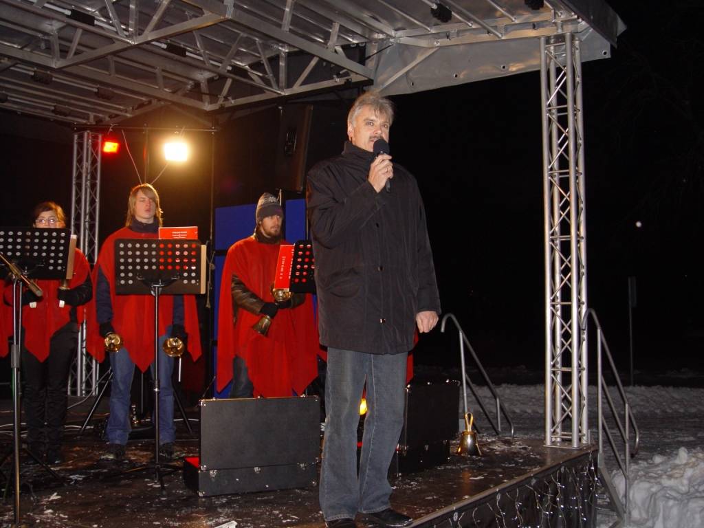 Sestdien, 11. decembrī, Lielās egles iedegšanu Cīravas centrā ieskandināja zvanu koris, kurš klātesošiem bija sagādājis pārsteigumu - dziesmu Andra Ērgļa izpildījumā.