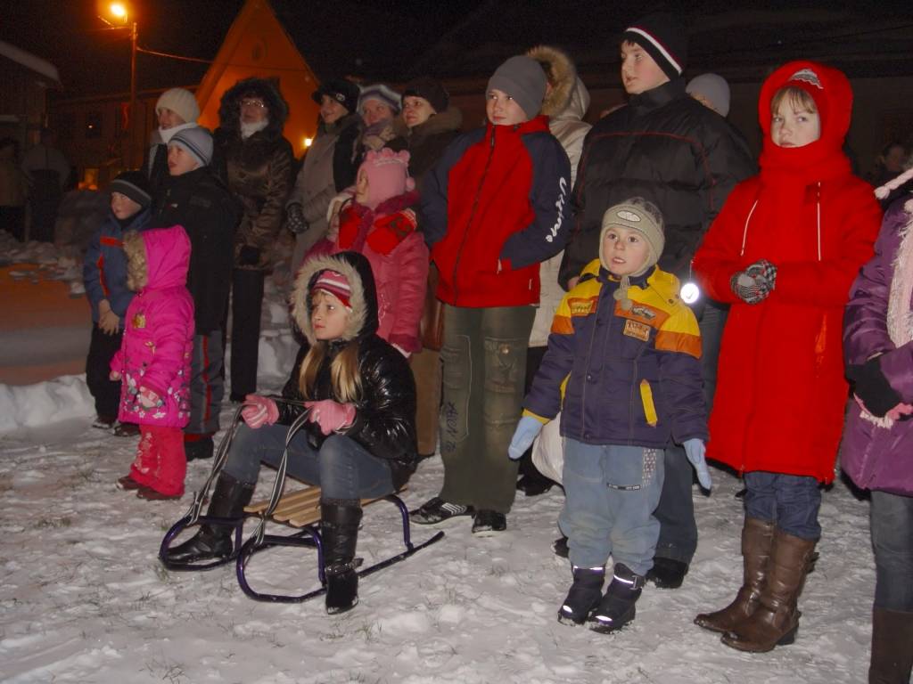 Sestdien, 11. decembrī, Lielās egles iedegšanu Cīravas centrā ieskandināja zvanu koris, kurš klātesošiem bija sagādājis pārsteigumu - dziesmu Andra Ērgļa izpildījumā.