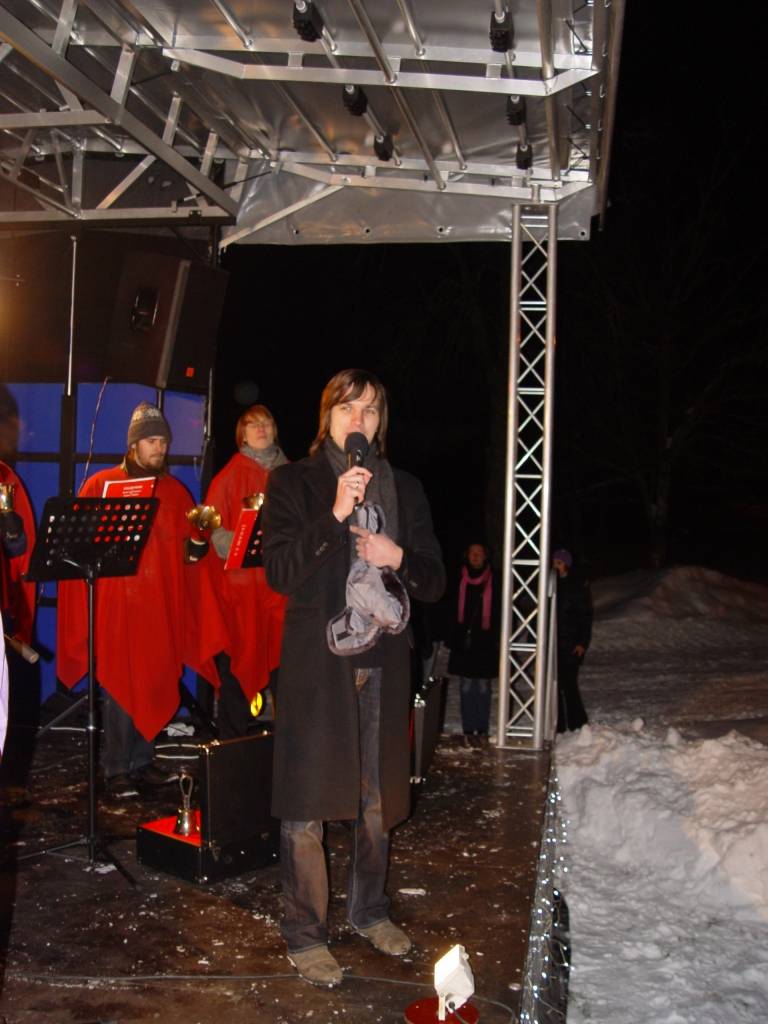 Sestdien, 11. decembrī, Lielās egles iedegšanu Cīravas centrā ieskandināja zvanu koris, kurš klātesošiem bija sagādājis pārsteigumu - dziesmu Andra Ērgļa izpildījumā.