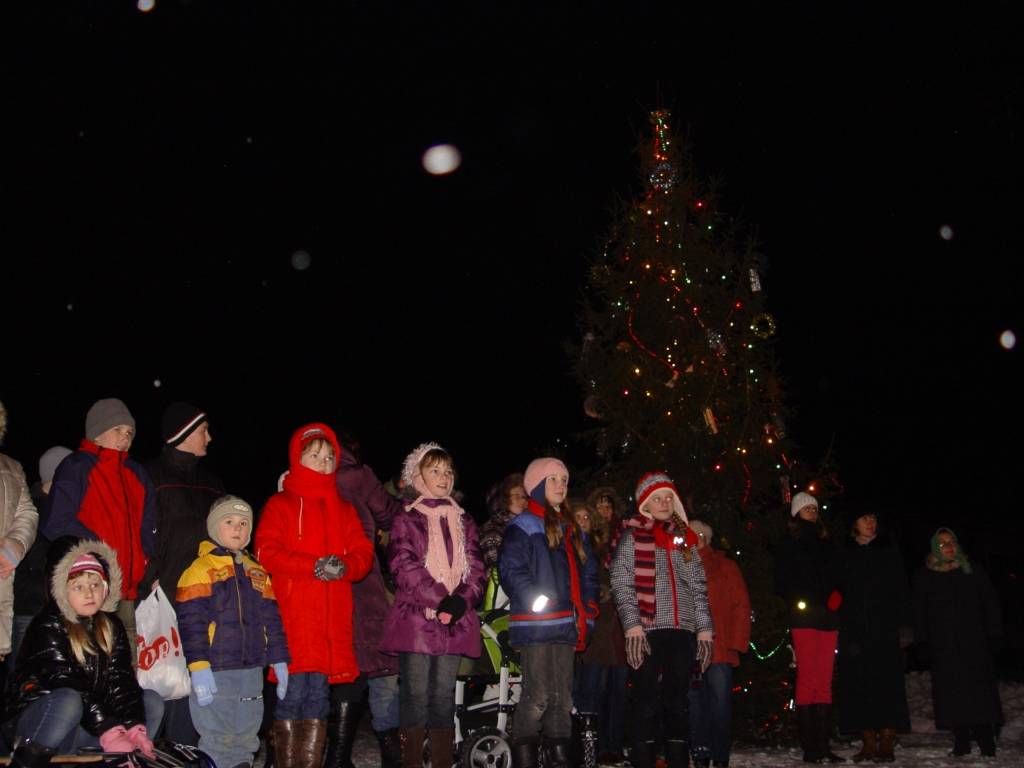 Sestdien, 11. decembrī, Lielās egles iedegšanu Cīravas centrā ieskandināja zvanu koris, kurš klātesošiem bija sagādājis pārsteigumu - dziesmu Andra Ērgļa izpildījumā.