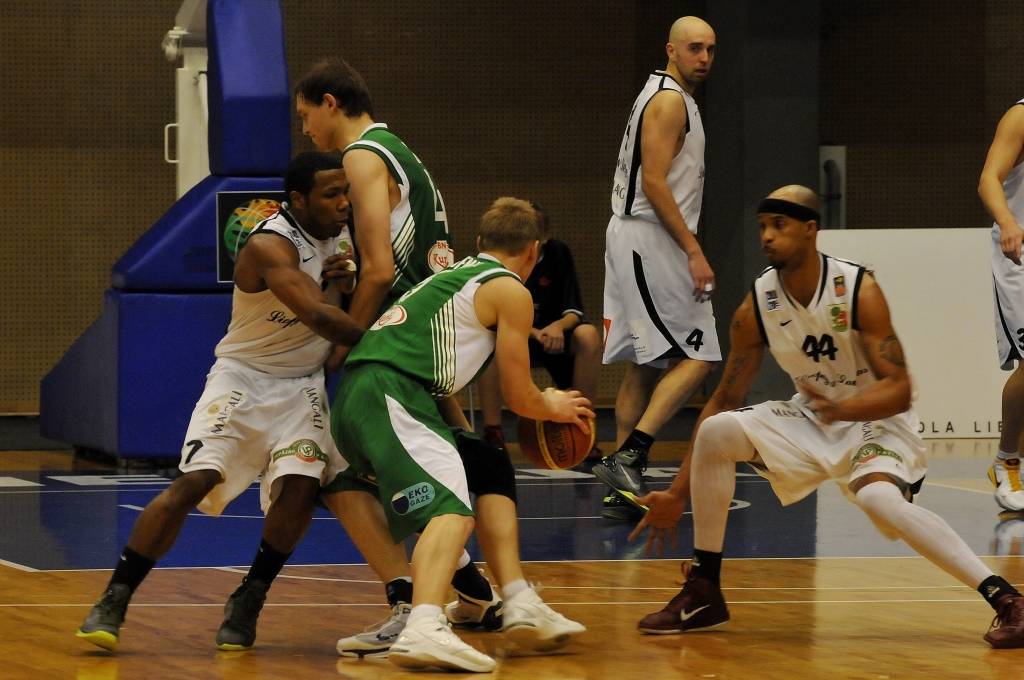 "Liepājas lauvu" basketbolisti 7. decembrī Liepājas Olimpiskajā centrā "Master Card" Baltijas Basketbola līgas elites divīzijas spēlē uzvarēja "Valmieru" - 76:65.
Autors: Uldis Dobelis