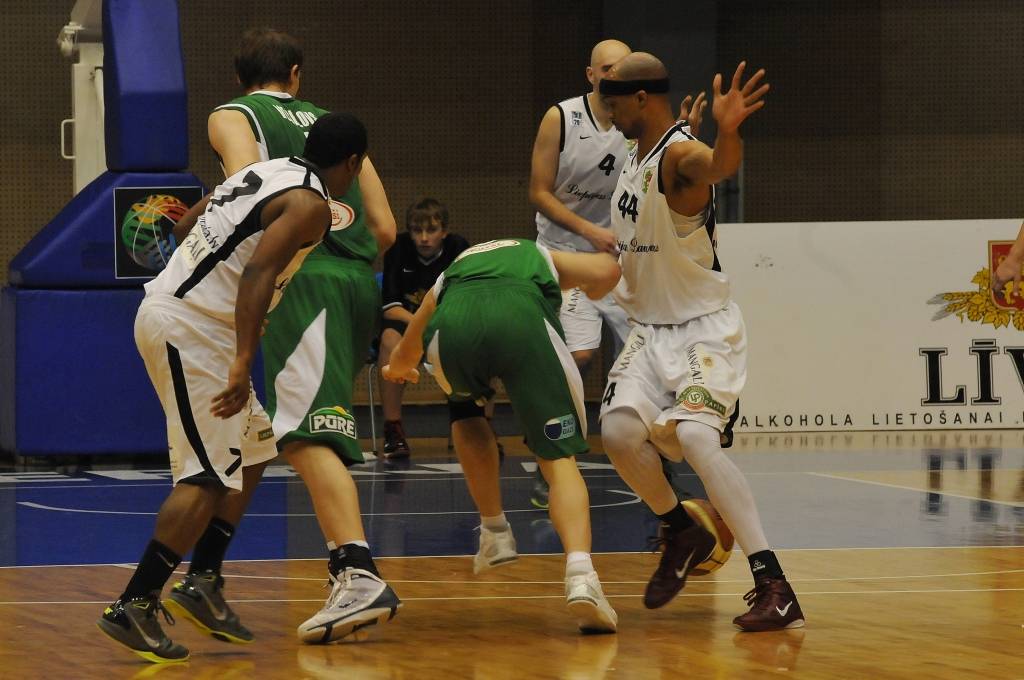 "Liepājas lauvu" basketbolisti 7. decembrī Liepājas Olimpiskajā centrā "Master Card" Baltijas Basketbola līgas elites divīzijas spēlē uzvarēja "Valmieru" - 76:65.
Autors: Uldis Dobelis