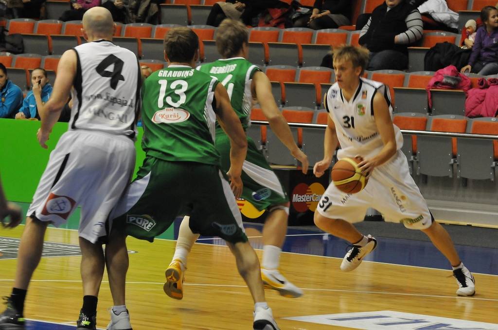 "Liepājas lauvu" basketbolisti 7. decembrī Liepājas Olimpiskajā centrā "Master Card" Baltijas Basketbola līgas elites divīzijas spēlē uzvarēja "Valmieru" - 76:65.
Autors: Uldis Dobelis