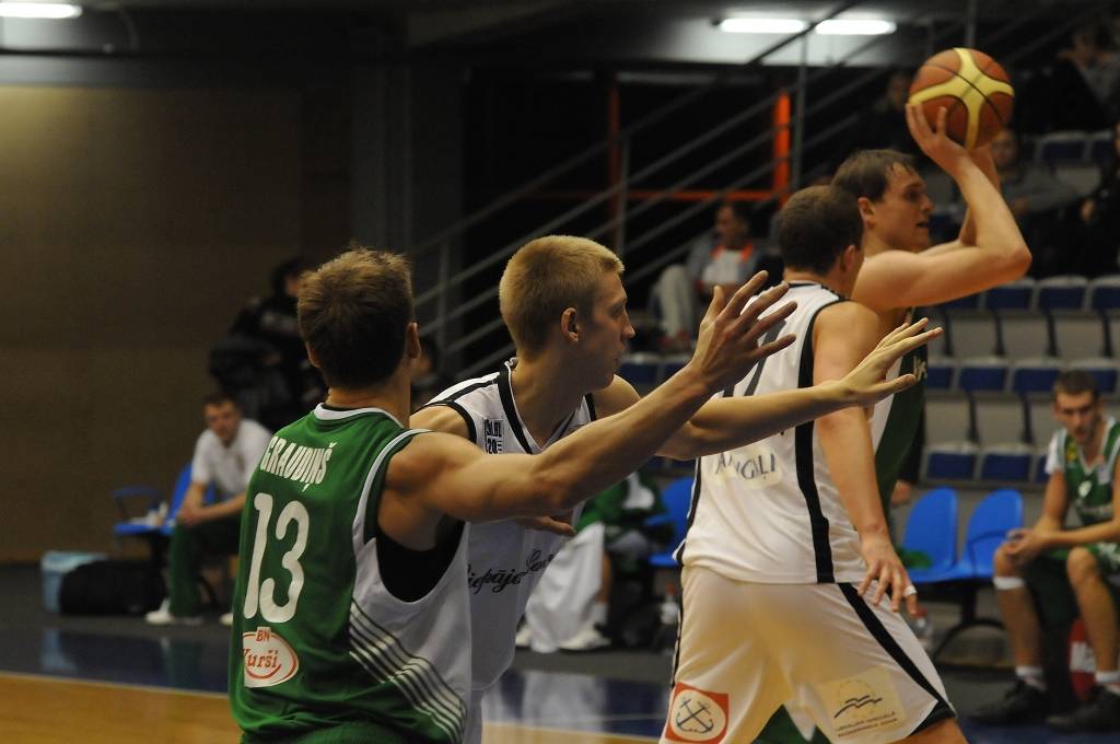 "Liepājas lauvu" basketbolisti 7. decembrī Liepājas Olimpiskajā centrā "Master Card" Baltijas Basketbola līgas elites divīzijas spēlē uzvarēja "Valmieru" - 76:65.
Autors: Uldis Dobelis