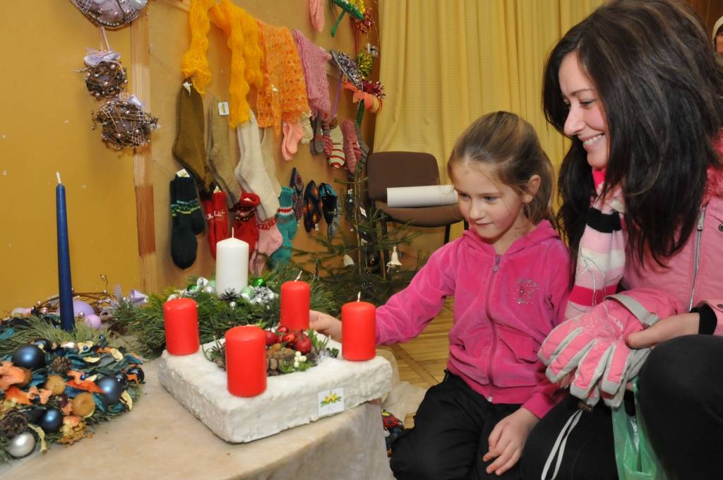 Grobiņas novada skolēnu interešu centrā skatāma lietišķās mākslas pulciņu un kursu dalībnieku veidoto darbu izstāde pārdošana Ziemassvētku noskaņās. “Skatāms viss, kas mūsu mājā notiek,” izstādi raksturo metodiķe Mārīte Bruža. Savus darbus...
Autors: Iluta Dreimane